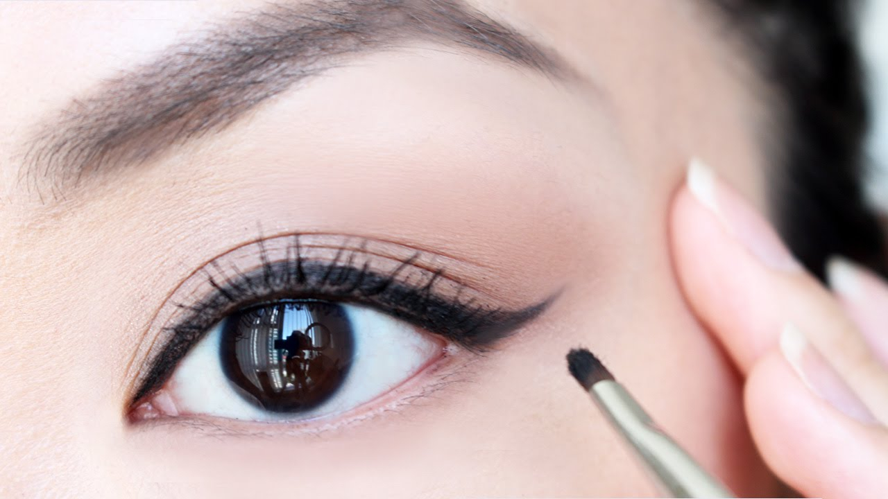 Applying Eye Makeup How To Apply Eyeliner For Beginners Chiutips Youtube