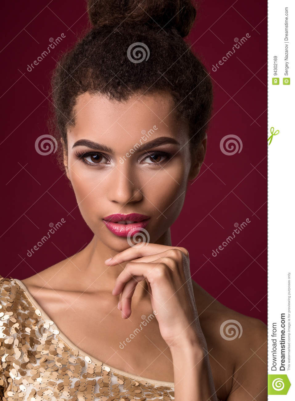Eye Makeup For A Gold Dress Fashion Young African Woman With Make Up In Gold Dress Stock Image