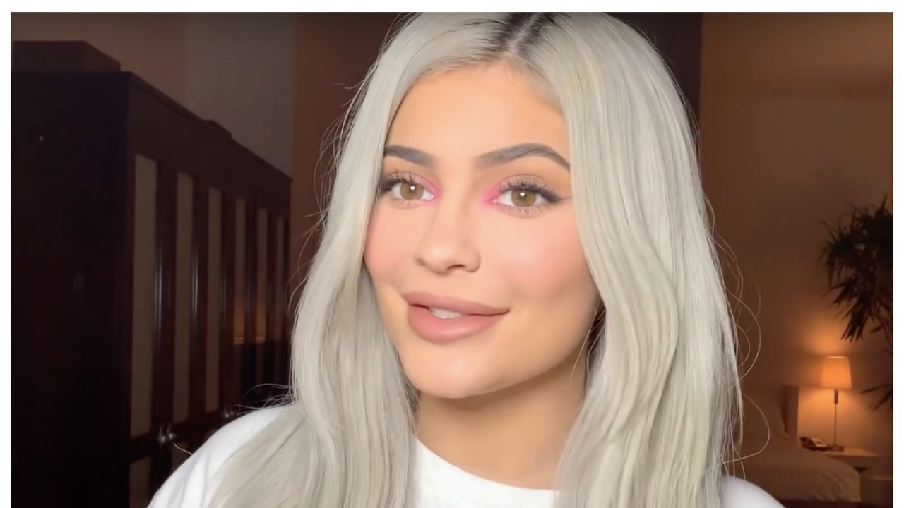 Eye Makeup For Hot Pink Lips Kylie Jenner Created A Beauty Tutorial For Wearing Bright Pink