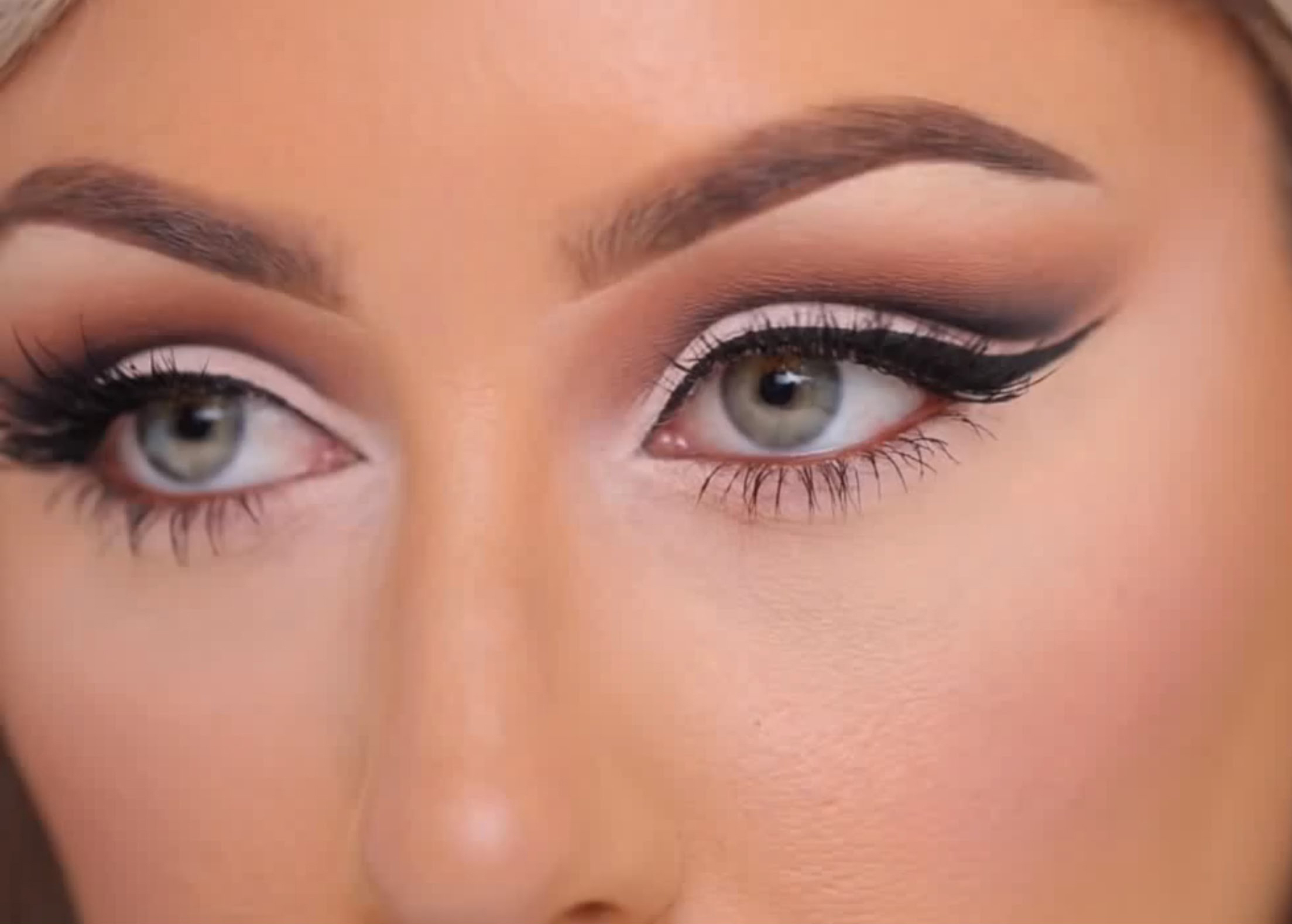 Eye Makeup To Make Eyes Look Bigger How To Create A Cut Crease With Eyeshadow So Your Eyes Look Bigger
