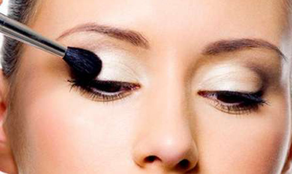 How To Put Eye Makeup On Small Eyes Makeup Tips For Small Eyes Make Them Look Bigger