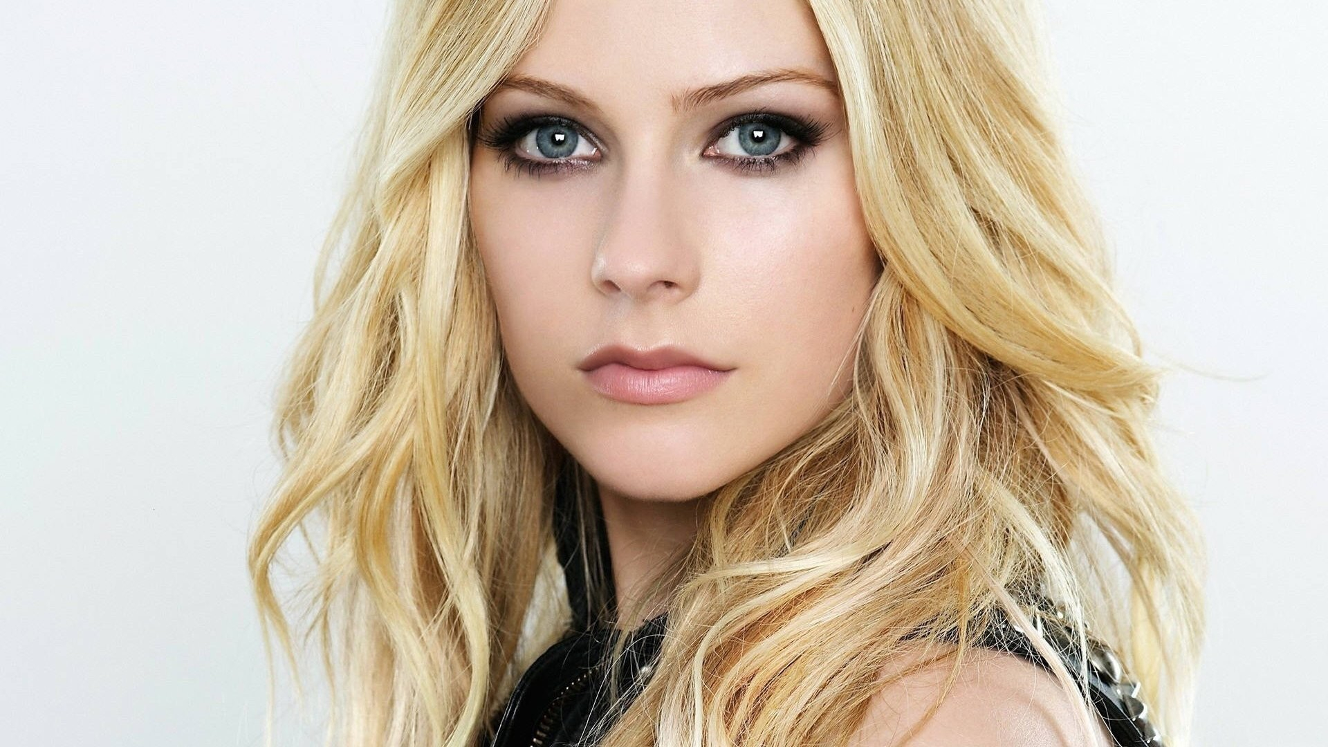Makeup For Blue Eyes And Blonde Hair Singer Celebrity Blue Eyes Avril Lavigne Makeup Blonde