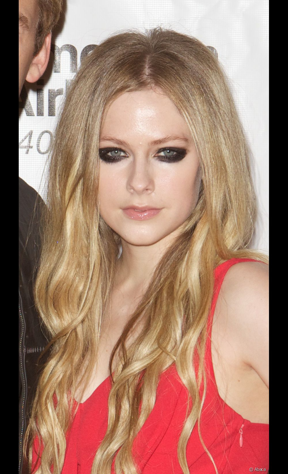 Smokey Under Eye Makeup Step Step Get Avril Lavignes Inverse Smokey Eye Make Up Look