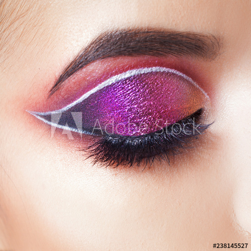 Unusual Eye Makeup Amazing Bright Eye Makeup Eye Shadow With A Purple Tint And An